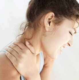 Cervical osteochondrosis leads to the clamping of the nerves on the neck